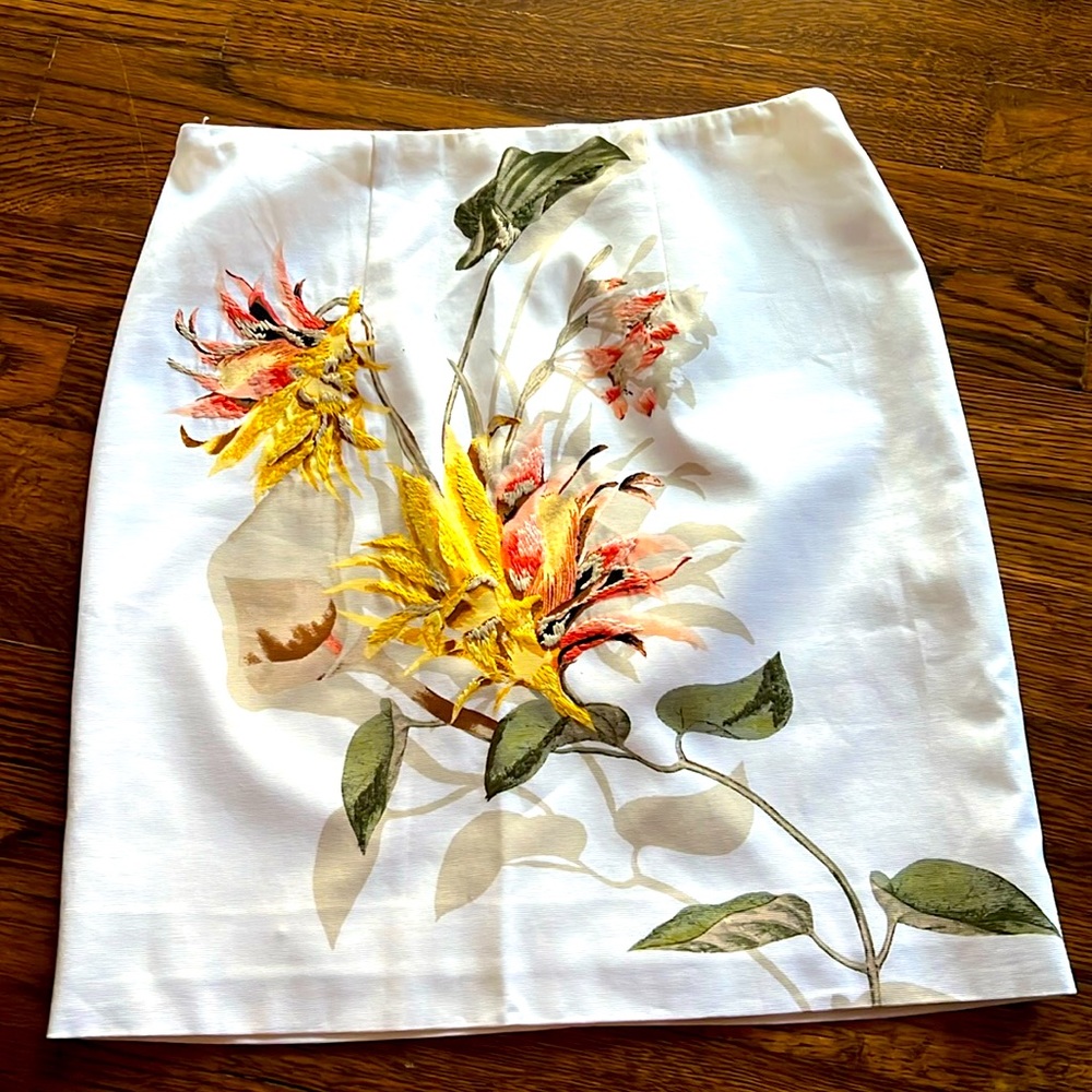 White House black market, Women’s size US 0, white mid length short skirt